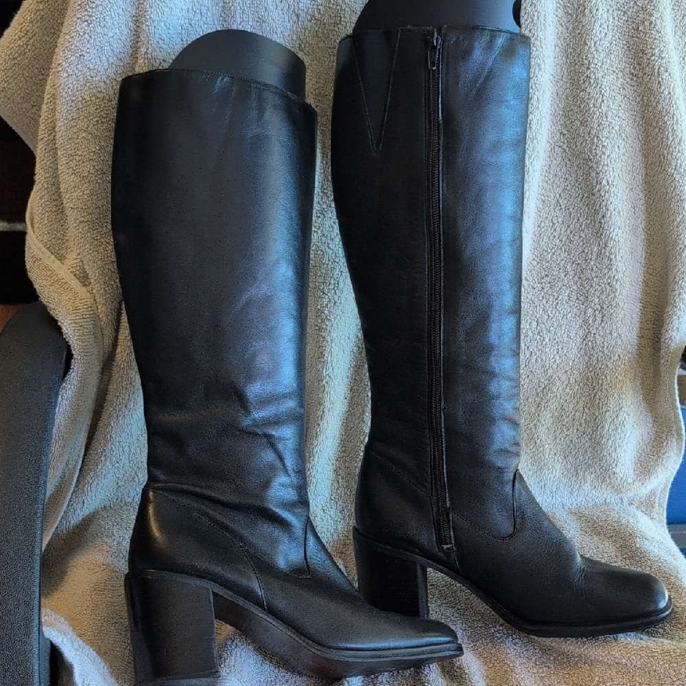No Branding Black Leather 8.5 Boots